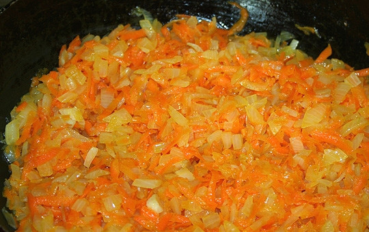 1. Этап. Борщ с грибами и фасолью: В нескольких ложках растительного масла спассеровать лук и морковь.