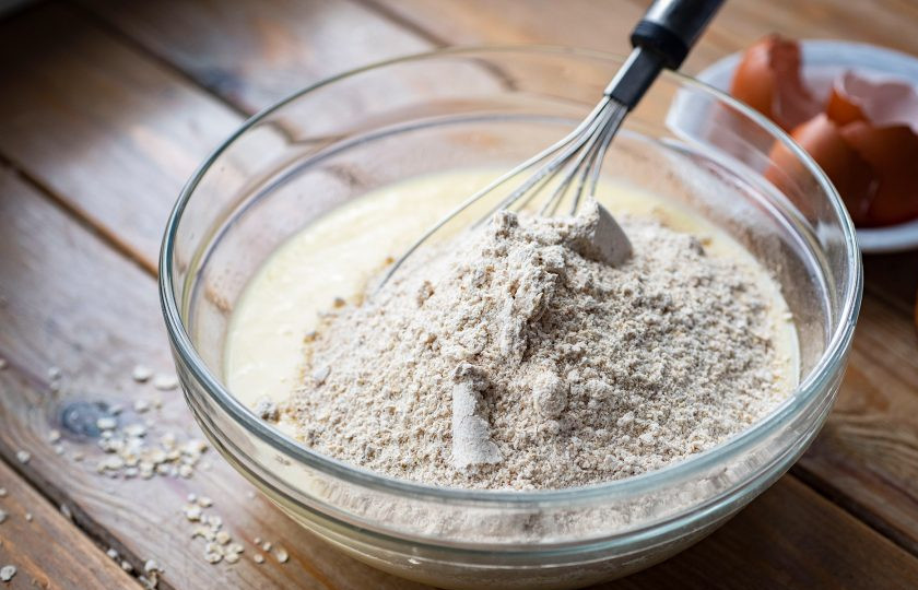 1. Этап. Овсяный хлеб на кефире без дрожжей: Добавьте измельченные овсяные хлопья.