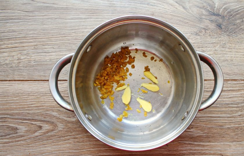 1. Этап. Холодный зеленый чай: В кастрюлю натрите цедру лимона и выложите кусочки очищенного имбиря. Влейте в кастрюлю воду, доведите до кипения на среднем огне и варите в течение 3 минут, снимите с огня.