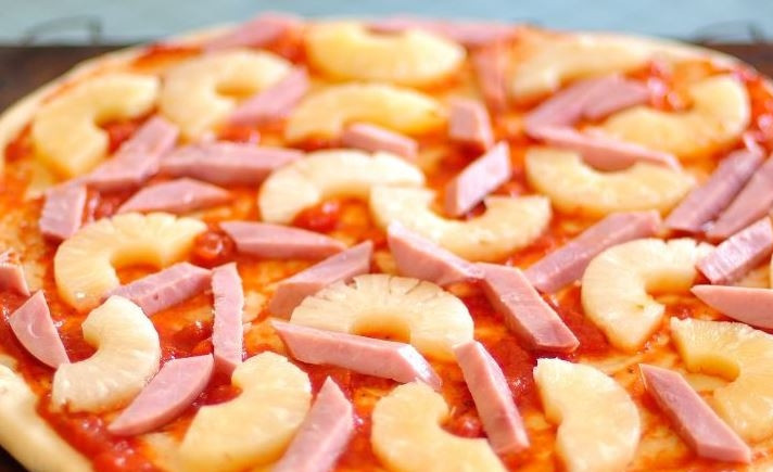 1. Этап. Домашняя пицца в духовке: Ветчину нарежьте продолговатыми брусочками и выложите равномерно на тесто. Вместо ветчины можно использовать отварную куриную грудку, колбасу или же сосиски.