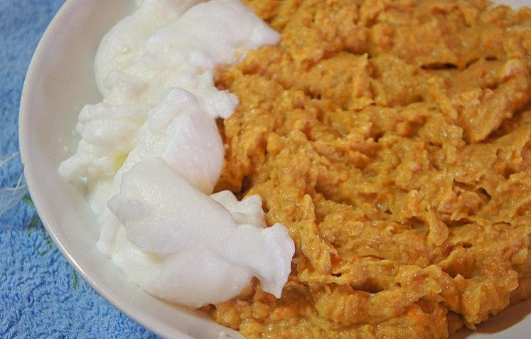 1. Этап. Рыбное суфле: Взбиваем яичный белок, добавляем к полученному рыбному фаршу и аккуратненько, вручную перемешиваем.