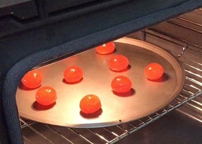 1. Этап. Лунные кексики: 2. Сварите яйца. Отделите вареный желток от белка и подсолите немного. Затем поставьте желтки в духовку запекаться на 80-90 градусов в течение 5 минут. После запекания охладите.