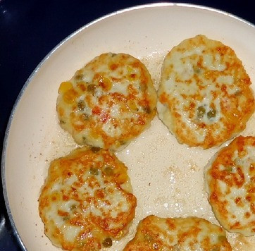 1. Этап. Котлеты Ералаш: Котлеты обжарить с обеих сторон до золотистого цвета.