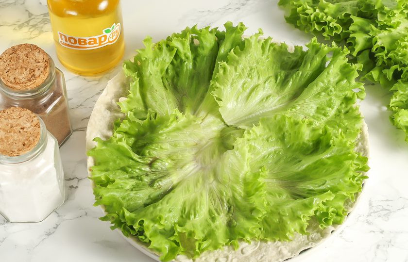 1. Этап. Цезарь ролл с наггетсами: Промойте листья салата, срежьте стебли и стряхните лишнюю влагу. Выложите на соусы.