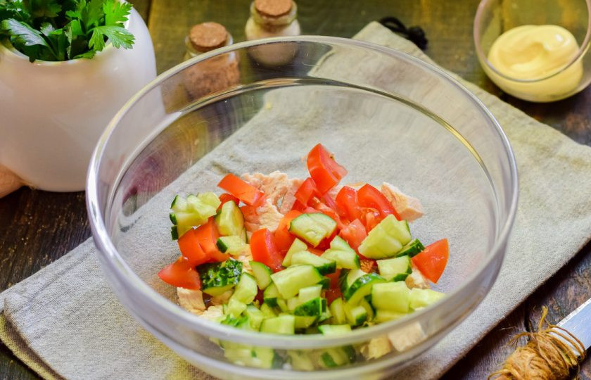 1. Этап. Салат Калейдоскоп с курицей: Помидоры и огурцы сполосните, просушите. Нарежьте овощи небольшими кубиками и добавьте в салат к курице.