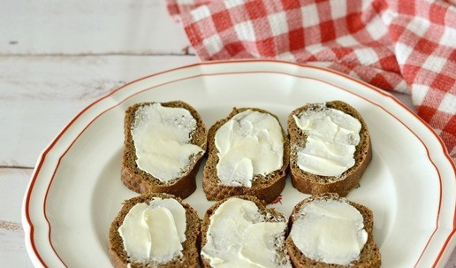 1. Этап. Бутерброды с селёдкой и яйцом: Ломтики хлеба смажьте щедро сливочным маслом.