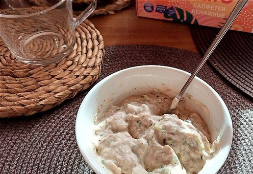 1. Этап. Блинчики Три стакана: Такие блины можно подавать с чем вам захочется. Я делала на завтрак и сделаю к блинам очень полезную намазку или начинку. Возьму консервированного тунца в собственном соку. Он у меня рубленный. Добавлю мягкий творог 4 %. Натру огурец на зубчиках тёрки средней величины, отожму и выложу к тунцу с творогом. Соединю ложкой, посолю и поперчу по вкусу, добавлю укроп. Хорошо добавить укроп свежий. У меня не было и я использовала сухой. Тоже не плохо!. Ещё раз всё соединяем. Готово!