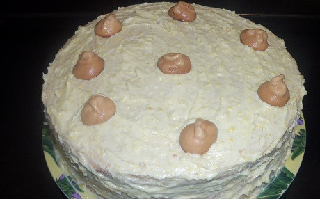 1. Этап. Бисквитный торт с коньяком: Приступаем к приготовлению крема. Желтки соединяем с сахаром и молоком. Варим на тихом огне, пока смесь не загустеет. Оставляем остывать. Тем временем взбиваем масло до бела, вводим масляный крем в остывший желтковый, в конце добавляем коньяк. Коржи бисквита делим пополам. Промазываем их обильно кремом. Чередуем бисквитный слой со слоем безе.