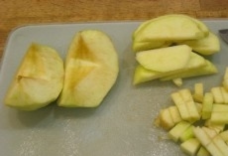 1. Этап. Салат с яблоками и курицей: Возьмите 2 яблочка, вымойте их под струей холодной воды. Протрите их сухой, чистой салфеткой. Очистите их от кожицы, вырежьте сердцевину. Порежьте яблоки на мелкие кубики. Отварите курицу (филе) в слегка подсоленной воде. Добавьте в кастрюлю к курице лавровый лист, перец, соль. После того, как мясо будет полностью готово, остудите его и поставьте в холодильник.