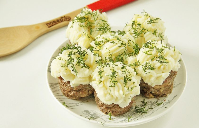 1. Этап. Мясные кексы: Украсить блюдо можно на свой вкус. Я приготовила картофельное пюре, переложила в кондитерский мешок и выдавила на каждый кекс.