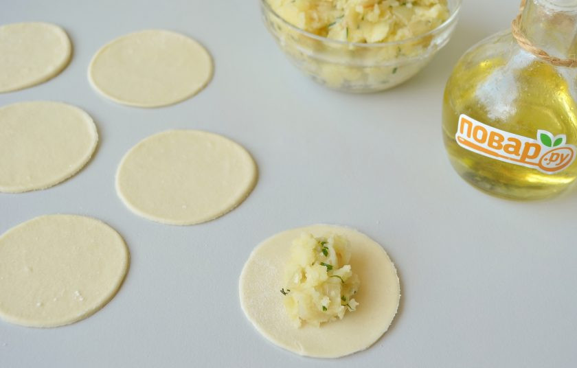 1. Этап. Курзе с картошкой: 9. Отрежьте кусочек теста и раскатайте его тонко. Стаканом выдавите кружочки, диаметр 8-9 см, не больше. Положите чайную ложку начинки.