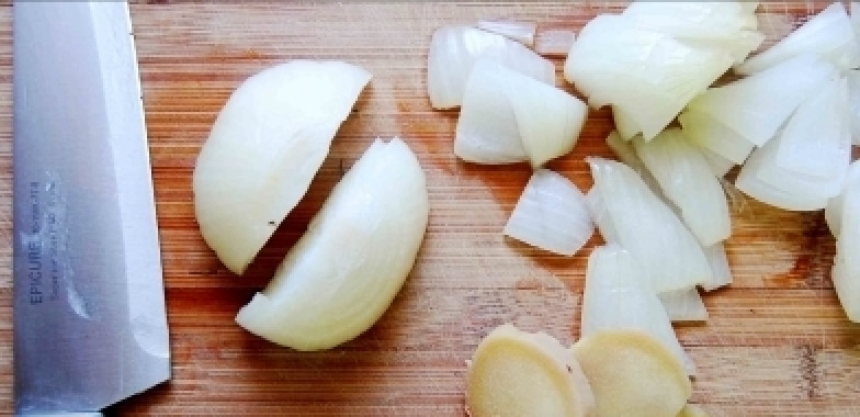 1. Этап. Суп Фо га: 2. Затем их почистите от кожуры, и нарежьте. Лук - четверть-кольцами, а имбирь - кружками.