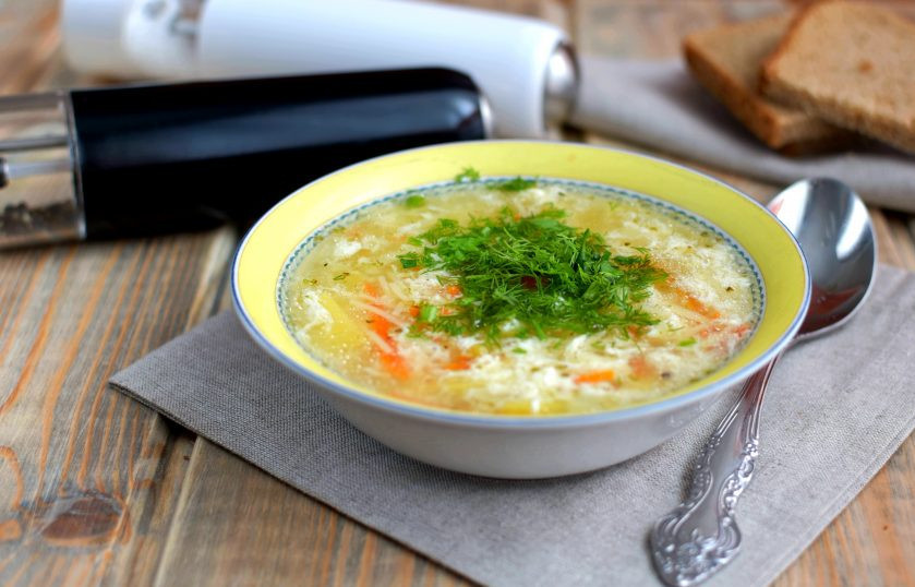 1. Этап. Суп с вермишелью и яйцом: Дайте настояться супу под крышкой еще 5 минут и подавайте, посыпав свежей зеленью.