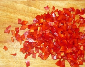 1. Этап. Мясные рулетики с черносливом: Из болгарского перца удалить семена и плодоножку, нарезать мелкими кубиками.