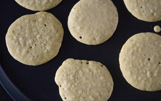 1. Этап. Оладьи из кукурузной муки: 5. Как только появятся пузырьки сверху, а низ подрумянится, аккуратно переверните и поджарьте со второй стороны.