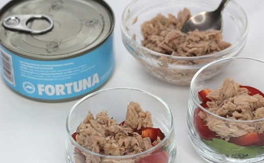 1. Этап. Коктейльный салат с тунцом: На подушку из зелени выложить нарезанный болгарский перец, сверху тунец.