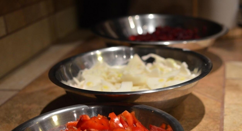 1. Этап. Салат из свеклы на зиму: Мелко рубим лук и перец.