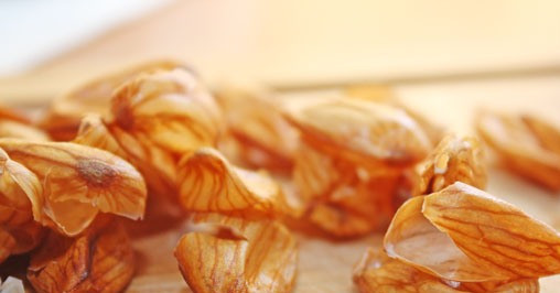 1. Этап. Варенье из абрикосов в сиропе: После этой процедуру шелуха будет очень легко сниматься, поэтому мы без труда очистим от нее орехи.