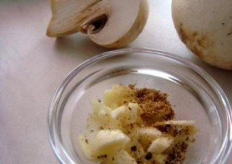 1. Этап. Куриный суп с грибами и луком пореем: Нарезаем грибы и лук и параллельно измельчим чеснок. Добавим черный перец и кориандр.