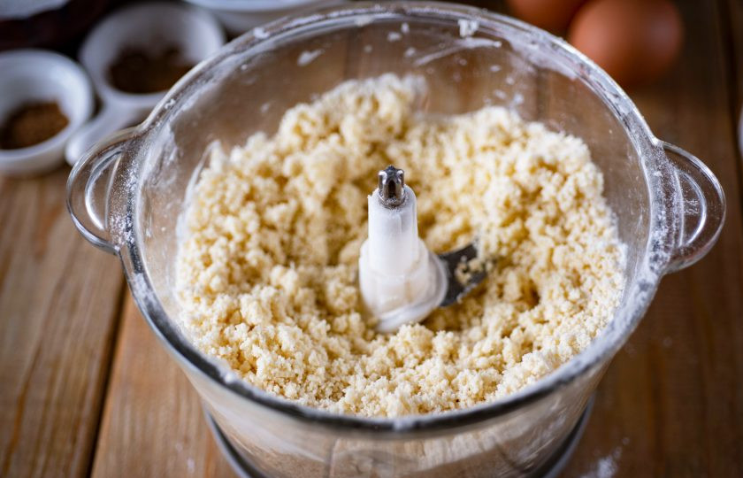 1. Этап. Тыквенный пирог классический: Запустите устройство примерно на 30 секунд и в итоге у вас должна получиться мучная крошка.