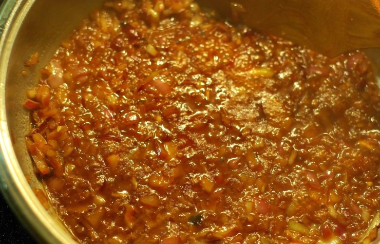 1. Этап. Курица по-испански: Затем в сковородку вливаем красное вино.