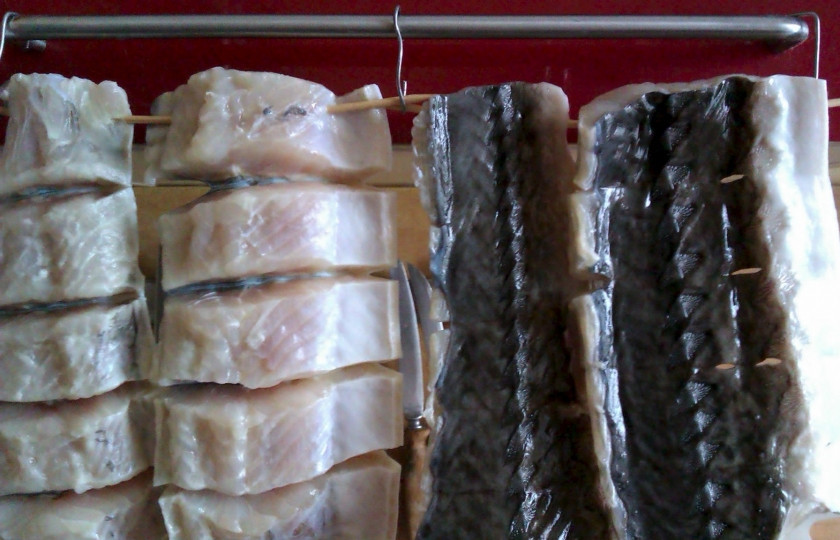 1. Этап. Балык из пелингаса: 3. А теперь промоем и вывешиваем в сухое теплое помещение немного просушиться. Накрываем марлей, чтобы не сильно обветрился готовый балык. Держим как минимум два дня, а дальше - это смотря какой вам нравится балык.