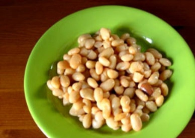 1. Этап. Салат Охотничий с колбасками: Сливаем сок из консервированной фасоли.