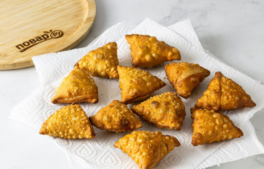 1. Этап. Индийские самосы: Готовые пирожки выложите на бумажные полотенца, чтобы впиталось лишнее масло.