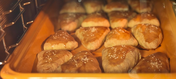 1. Этап. Самса с тыквой: 11. Вот такой простой рецепт самсы с тыквой. Если треугольники у вас по какой-то причине не получились, можно свернуть обычным конвертиком или квадратом, например. Приятного аппетита!