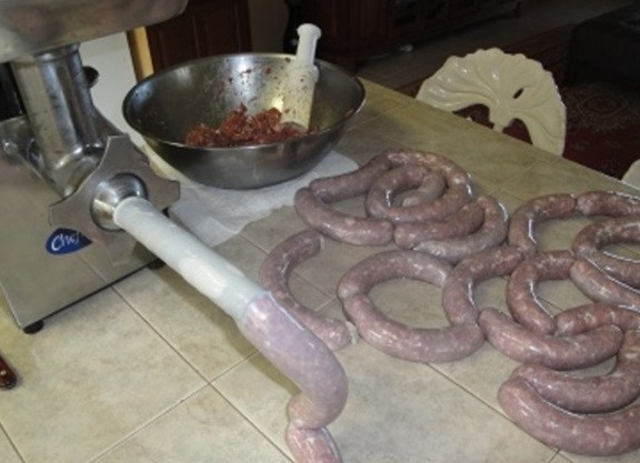 1. Этап. Копченые колбаски: Спустя это время наденьте кишку на трубку мясорубки и сформируйте колбаски из фарша длиной в 20-25 см.