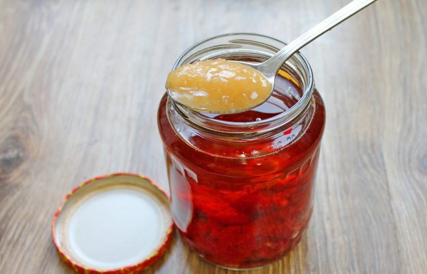 1. Этап. Настойка из кизила: Добавьте в банку мед и перемешайте до растворения меда. Плотно закройте банку и уберите в темное, холодное место на 3 месяца. Затем настойку процедите, разлейте по бутылкам и охладите.