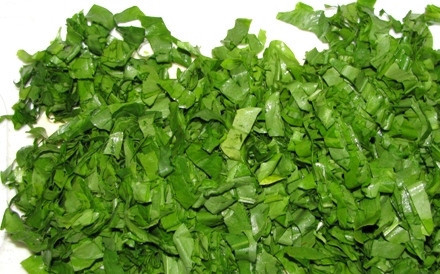 1. Этап. Холодник по-белорусски на кефире: Щавель порезать.