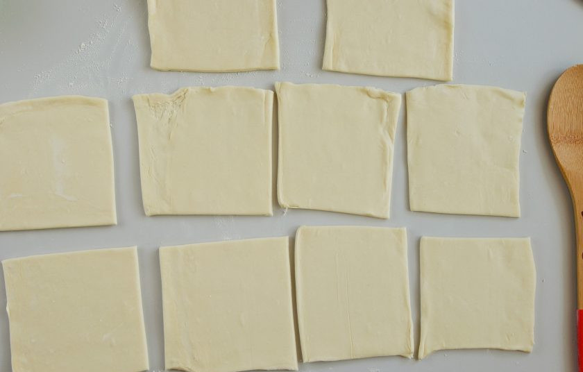 1. Этап. Слоеные конвертики с творогом: Тесто разверните, нарежьте на 10 квадратов. Я его не раскатываю, чтобы пышнее были конвертики.