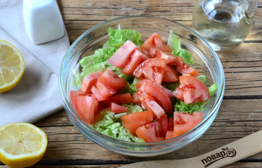 1. Этап. Салат из пекинской капусты и помидоров: Смешайте капусту и помидоры в одной миске, добавьте сок половины лимона, соль и несколько столовых ложек оливкового масла.