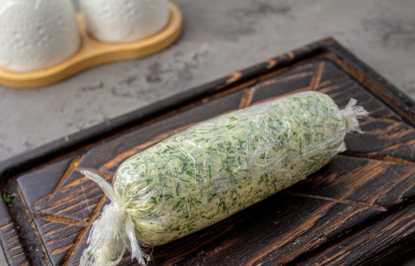 1. Этап. Зеленое масло с рукколой: Выложите масло с зеленью в пленку и сверните в рулетики, края завяжите как фантик от конфеты. Уберите в холодильник на 1-2 часа.