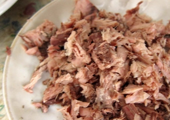 1. Этап. Суп из консервированного тунца: Далее надо размять консервы вилкой, можно еще убрать косточки, но это по желанию.