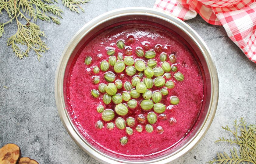 1. Этап. Джем из крыжовника с соком черной смородины: Выложите крыжовник в кипящий сироп и перемешайте.