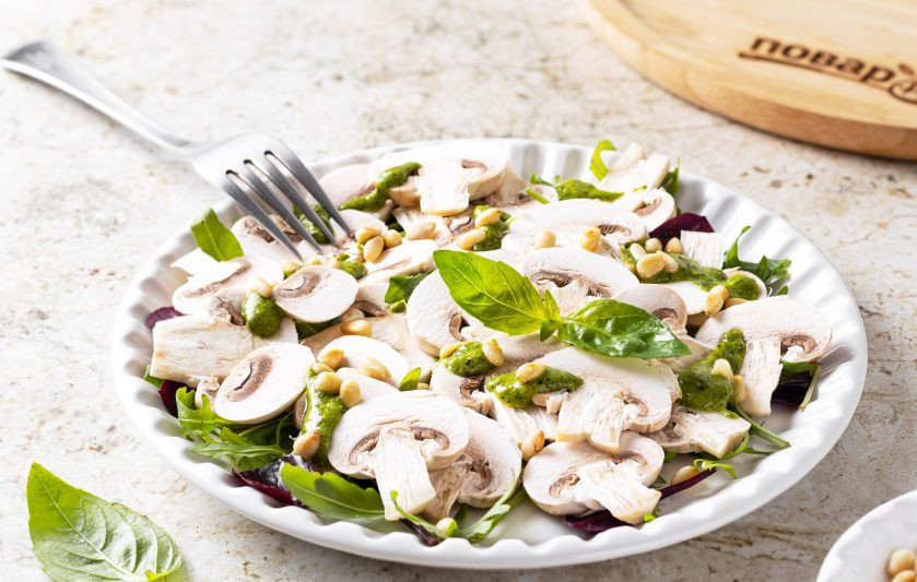 1. Этап. Карпаччо из шампиньонов с песто: Полейте соусом из песто и посыпьте кедровыми орехами. Приятного вам аппетита!