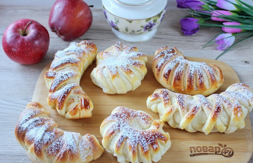 1. Этап. Булочки с яблоками и изюмом в духовке: Готовые булочки с яблоком и изюмом немного охладите и можно подавать к столу. По желанию посыпьте сахарной пудрой.