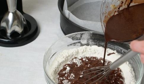 1. Этап. Шоколадное гато: В другой емкости делаем мучную смесь из муки, соды, разрыхителя и соли. В мучную смесь переливаем массу из блендера и хорошенько перемешиваем, чтобы образовалось однородное тесто.