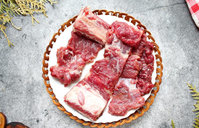 1. Этап. Ребра Кальби в духовке: Говяжьи ребра сполосните, обсушите и разрежьте на сегменты. Затем острым ножом разрежьте мясо раскрывая как книжку, превращая мясо в ленточки.