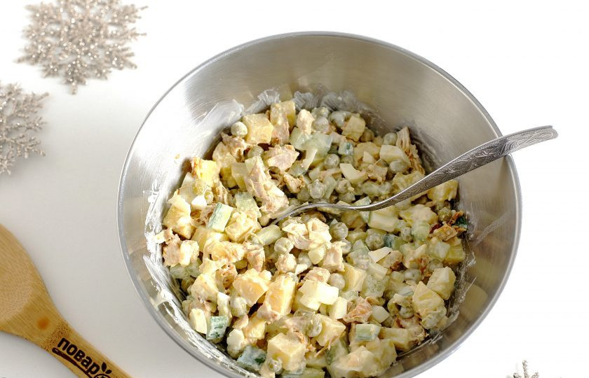 1. Этап. Оливье На новый лад: Заправьте салат майонезом, добавьте соль по вкусу и хорошо перемешайте.