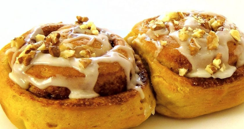 1. Этап. Булочки с тыквой и корицей: 7. Нанесите глазурь на остывшие булочки и посыпьте рублеными орехами. Приятного аппетита!