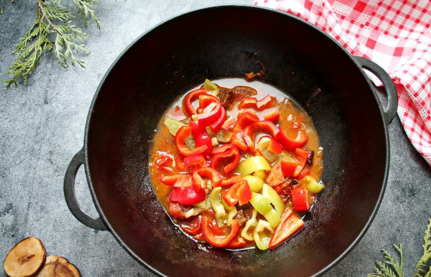 1. Этап. Кебоб по-бухарски: Влейте к овощам и мясу воду и тушите в течение 20 минут под крышкой. Болгарский перец очистите от плодоножки, семян и порежьте полукольцами. Тушите все еще 10 минут.