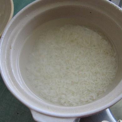 1. Этап. Рис с мясом по-китайски: Промойте хорошенько рис (4-5 раз).