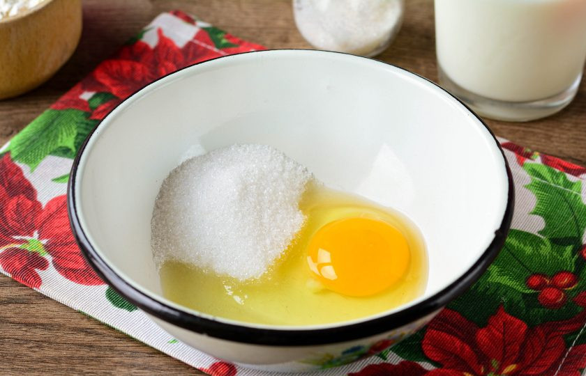 1. Этап. Торт Наполеон советский: Для теста смешайте сахар, соль и яйцо в миске.