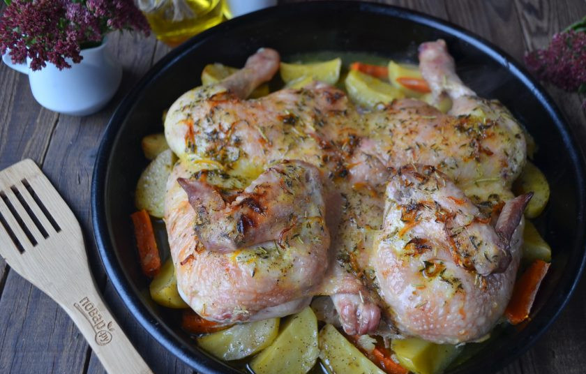 1. Этап. Жареный цыпленок целиком: Время зависит от размера цыпленка и функций вашей духовки, мой цыпленок был готов уже через час, ароматный и с красивой корочкой! К столу!