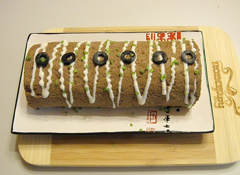 1. Этап. Печеночный рулет: Через два-три часа снимите фольгу, обрежьте красиво края и оформите рулет по вкусу. Я просто полила майонезом, украсила колечками оливок и посыпала зеленью.