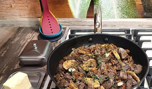 1. Этап. Паштет из печени индейки для пикника: У печени убрать прожилки и лишний жирок порезать помельче, добавить в сковороду, влить вино и жарить пять минут. Вино выпарится, а аромат останется. Добавить соль, перец, чеснок (порезанный пластинами), веточки тимьяна. Накрыть сковороду крышкой и тушить пять минут. Готово. Выключить плиту, снять крышку, положить сливочное масло, чтобы оно подмякло.