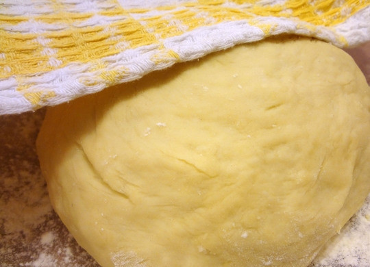 1. Этап. Пампушки: 5. Замесите тесто так, чтобы оно не липло к рукам, и накройте полотенцем, оставьте на 60 минут.